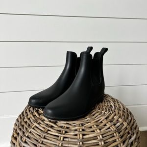 Black boots, size 8.